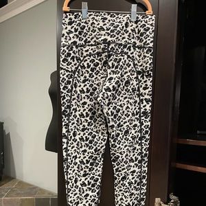 ZYIA Snow leopard. Light n Tight leggings 8-10